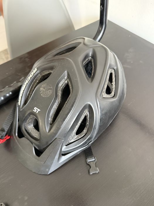 Capecete, cadeado e suporte de bicicleta