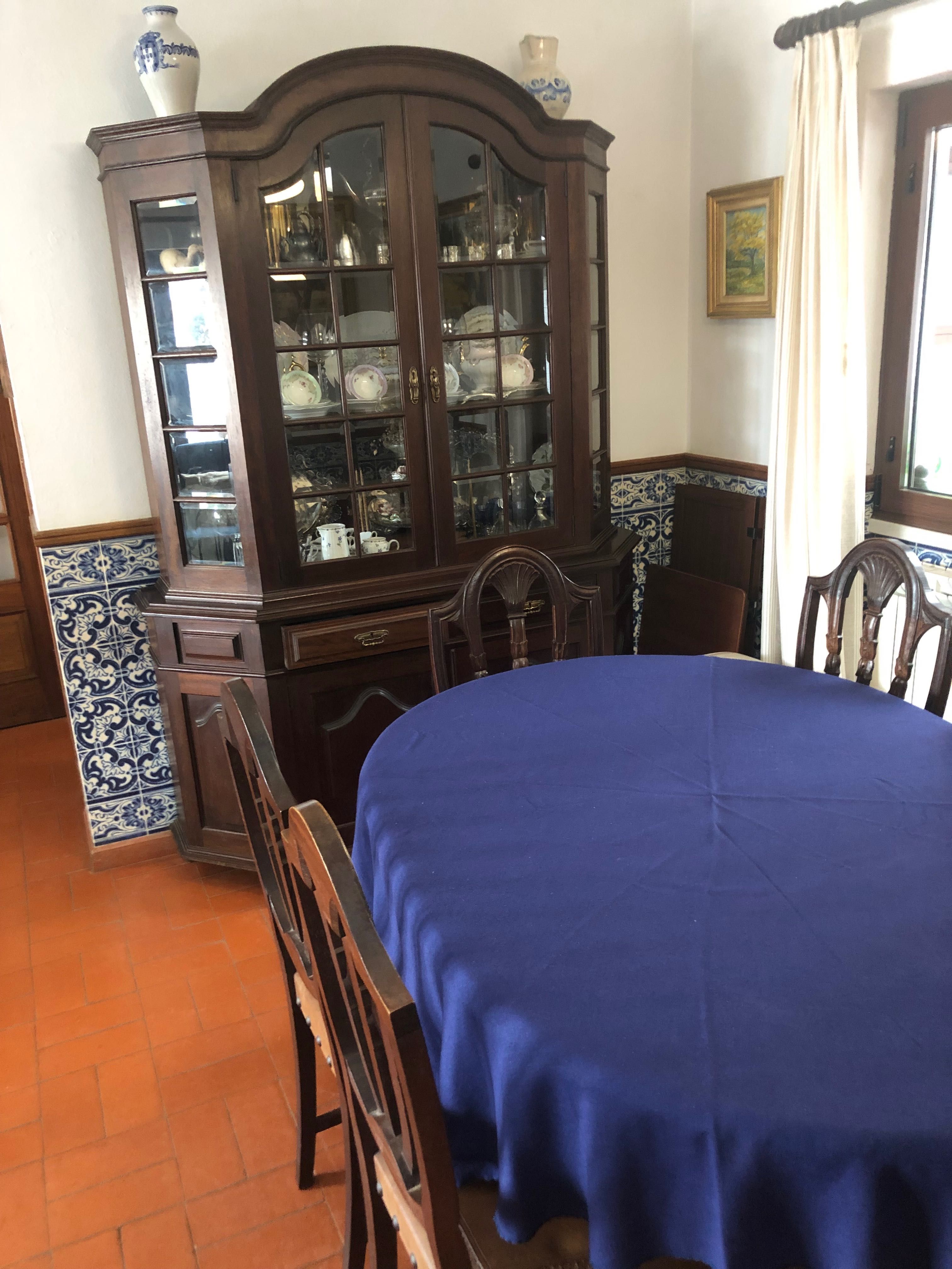 Conjunto sala de jantar - mesa extensível, 6 cadeiras e móvel