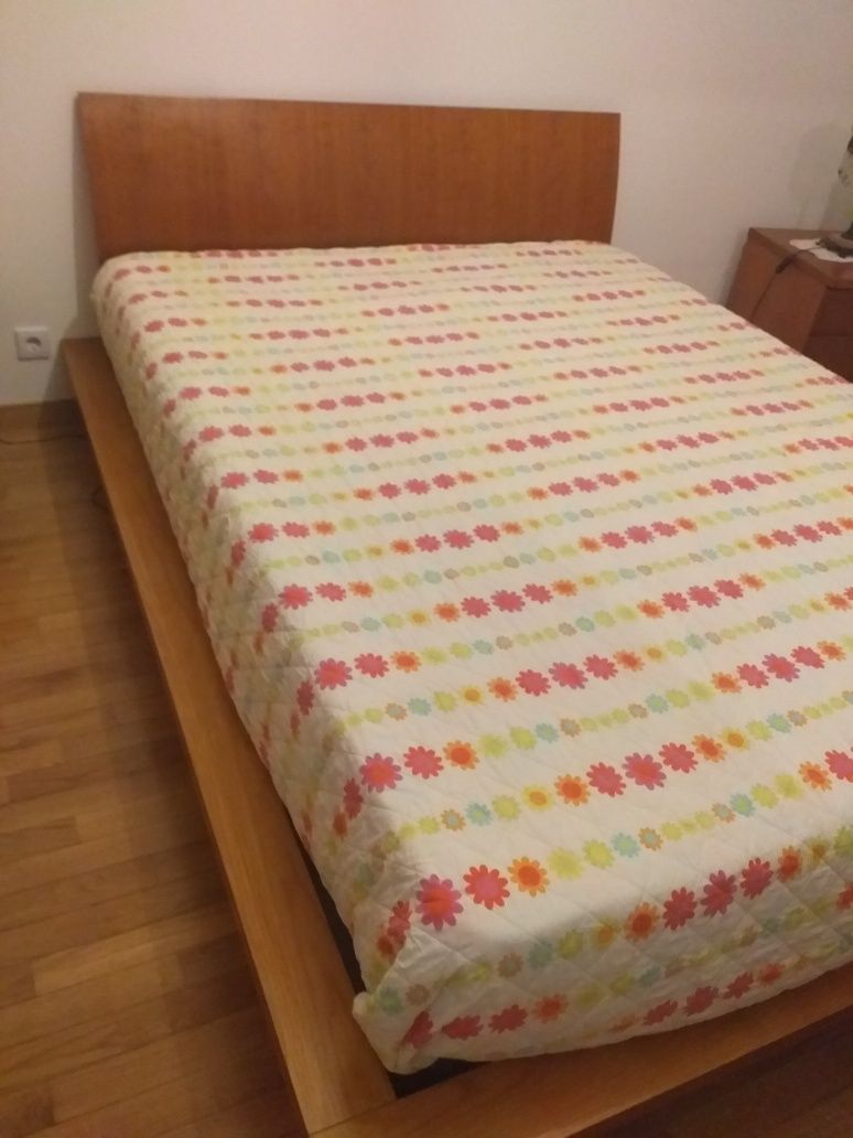 Cama com mesiinhas de cabeceira.