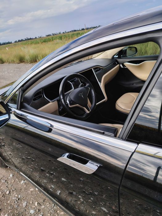 Tesla Model S 2014