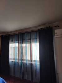 Cortinados com os varões em madeira