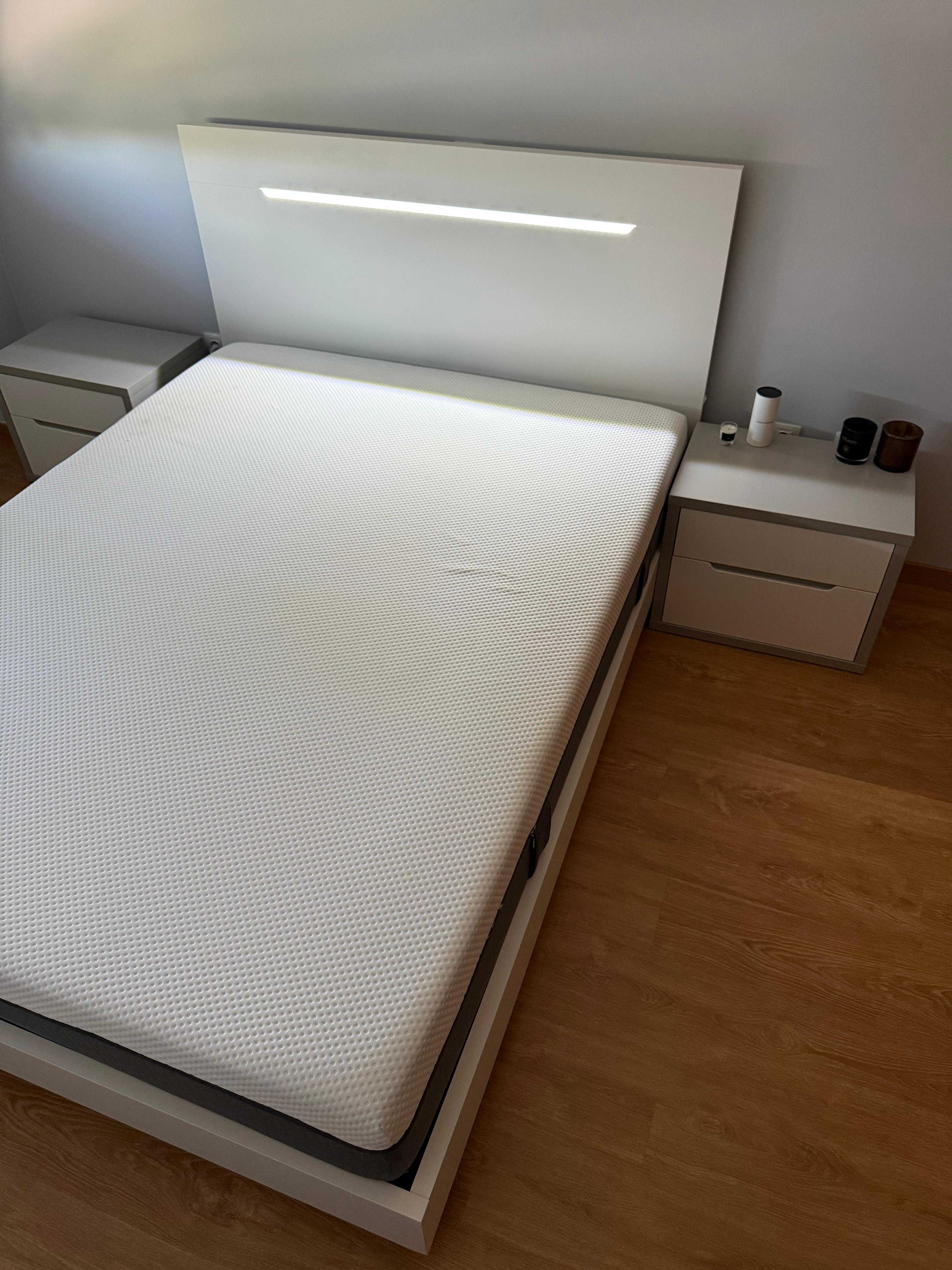 Cama de Casal com iluminação Led e Mesas de Cabeceira