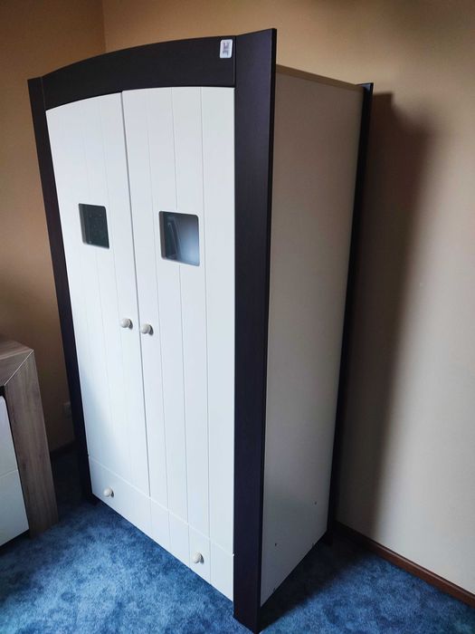 Szafa i komoda firmy Bellamy, drewniane łóżko z materacem