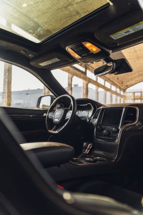 Jeep Grand Cherokee SRT 500 KM | Wynajem aut Sportowych | Luksusowy