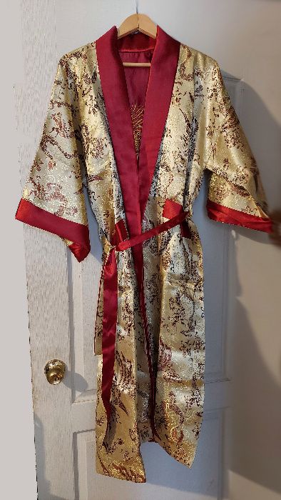 Шикарный китайский шёлковый халат для красивых женщин