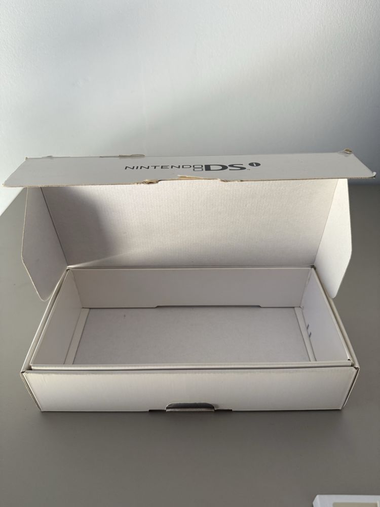 Nintendo dsi Vermelha com caixa e manuais