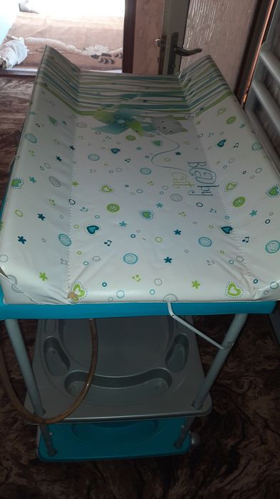 Пеленальний столик із ванночкою