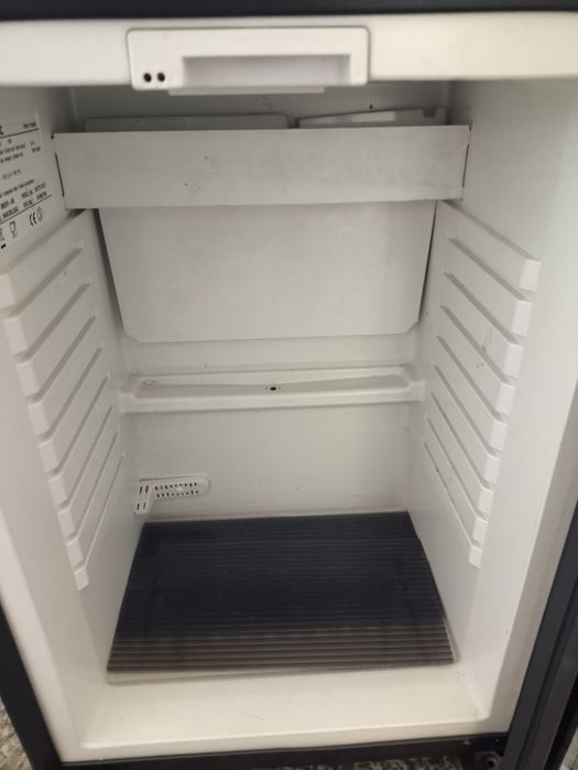 Mała lodówka z witryną