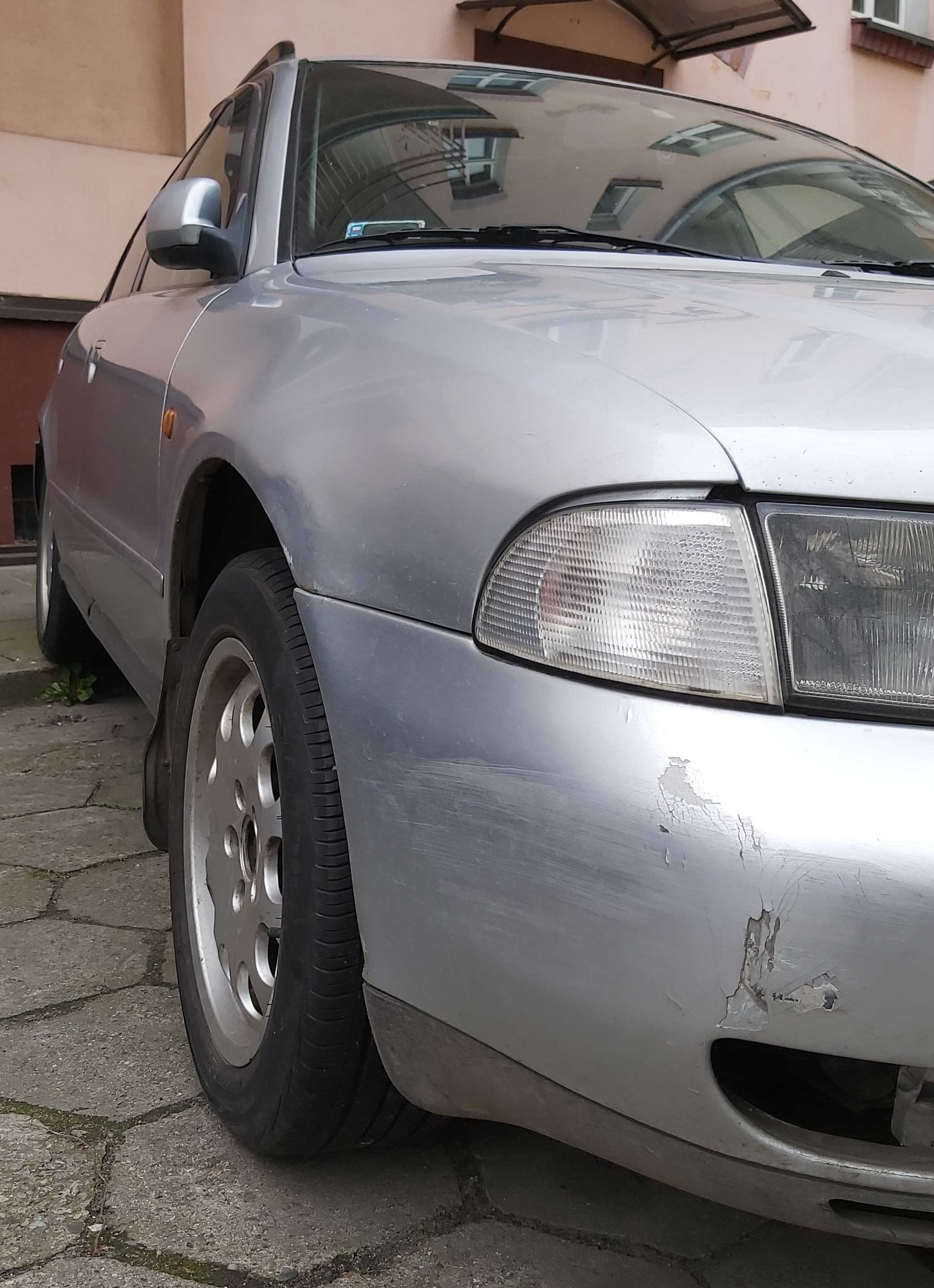 JEŻDŻĄCY samochód osobowy Audi A4 AVANT 1996