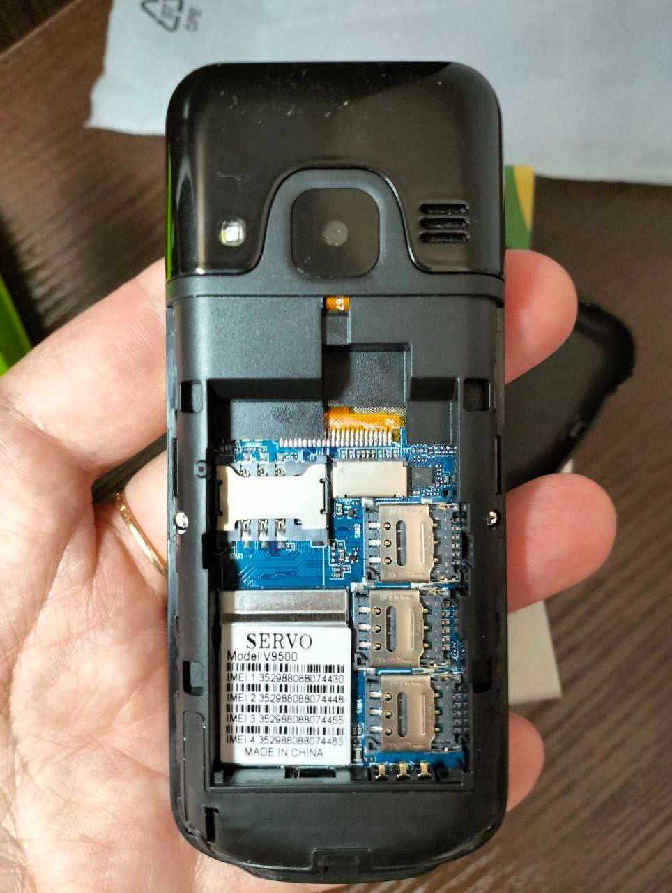 Телефон кнопковий з великим дисплеєм на 4 sim, Servo V9500 black.