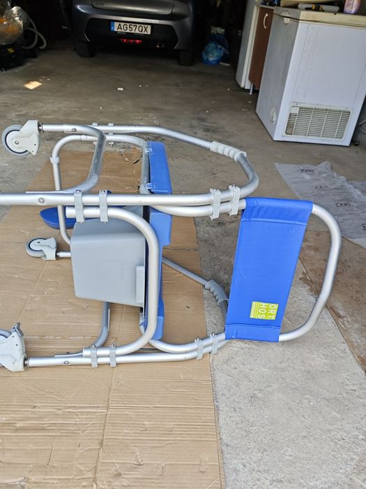 Cadeira de rodas para ir ao quanto de banho com sanita removível