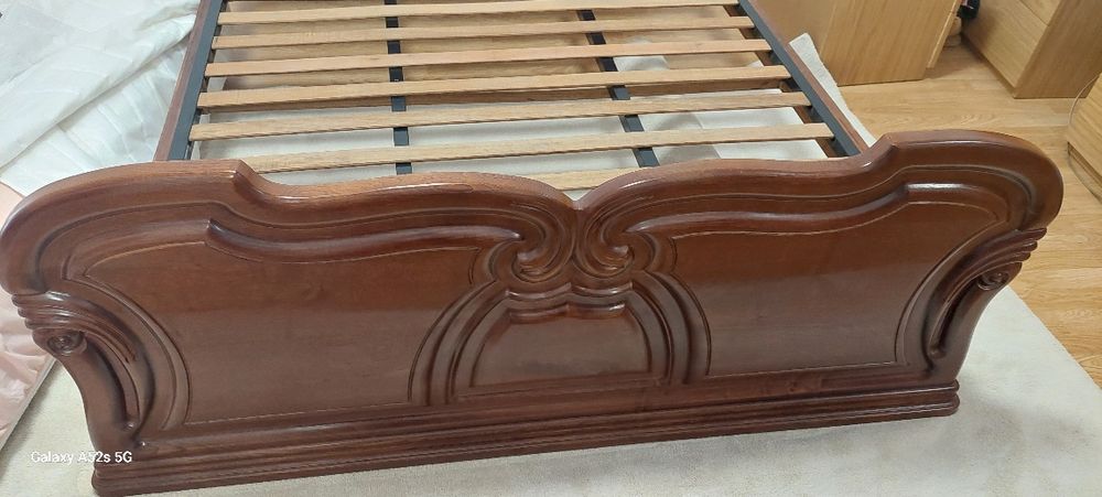 Cama em madeira maciça