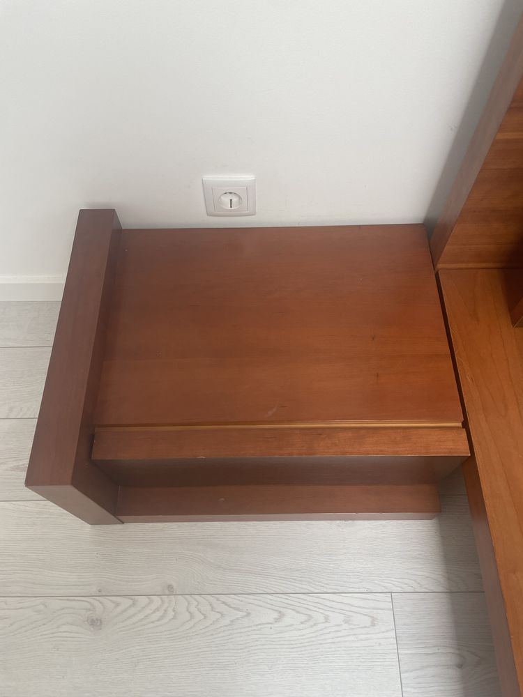 Cama com estrado e arrumação