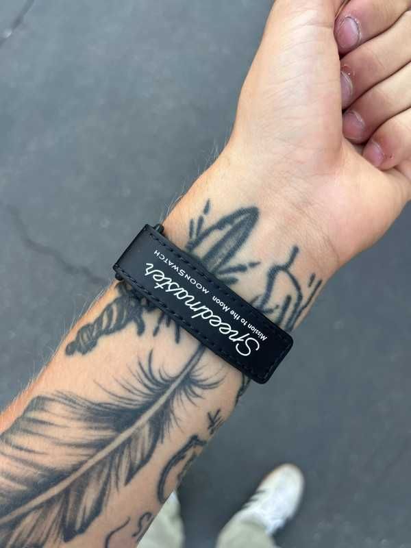 Omega x Swatch SO33B700 Snoopy：Must-have dla Fanów Peanuts