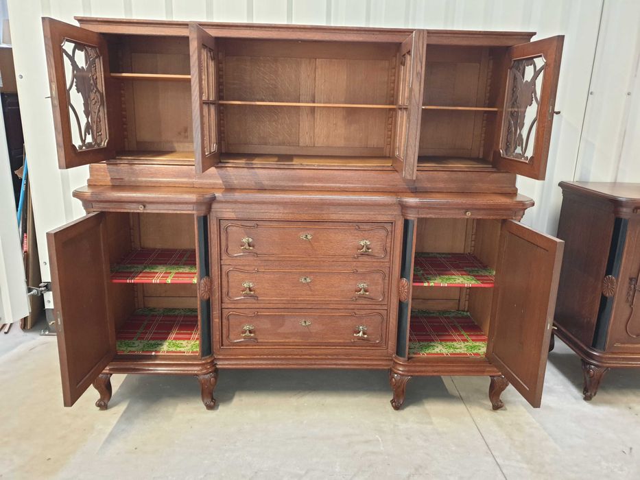 Antyk Ślicznie zdobiony dębowy kredens bufet. Meble z Francji - XIX w