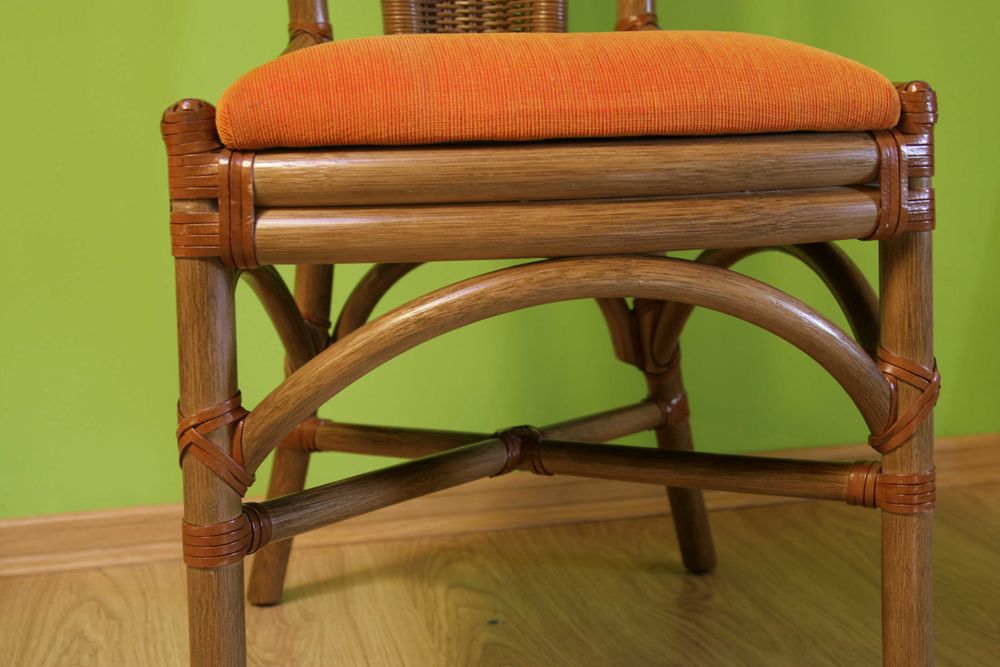 Wysokie krzesła z ratanu