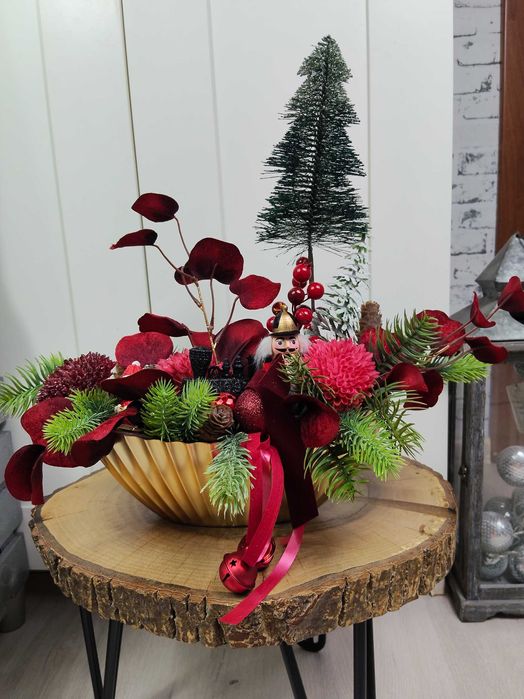 Stroik świąteczny dekoracja w złotej karbowanej donicy