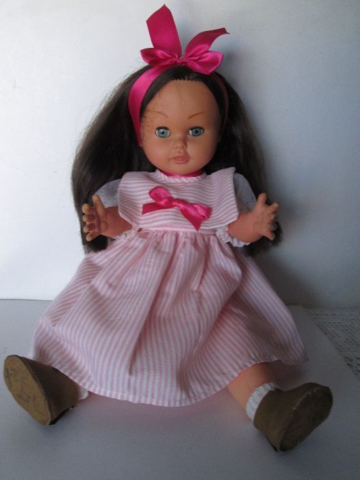 Boneca de porcelana e boneca em borracha