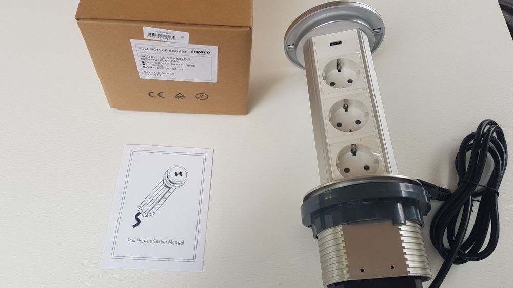 Выдвижной блок из двух розеток и USB и беспроводной зарядкой Livolo се