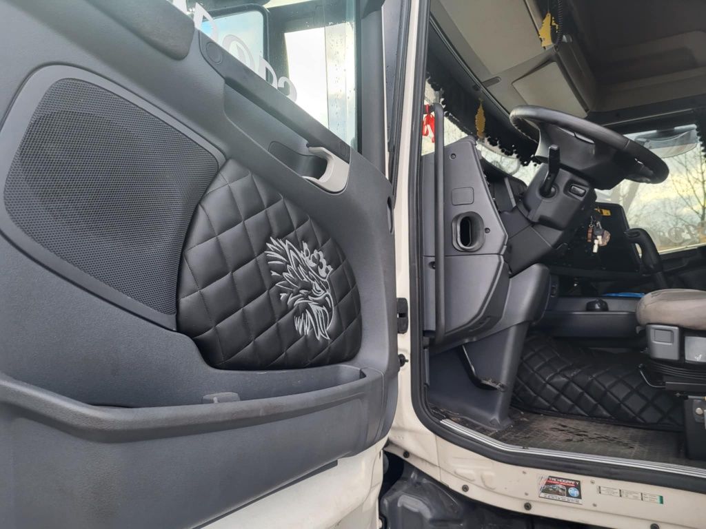 Ciągnik siodłowy SCANIA