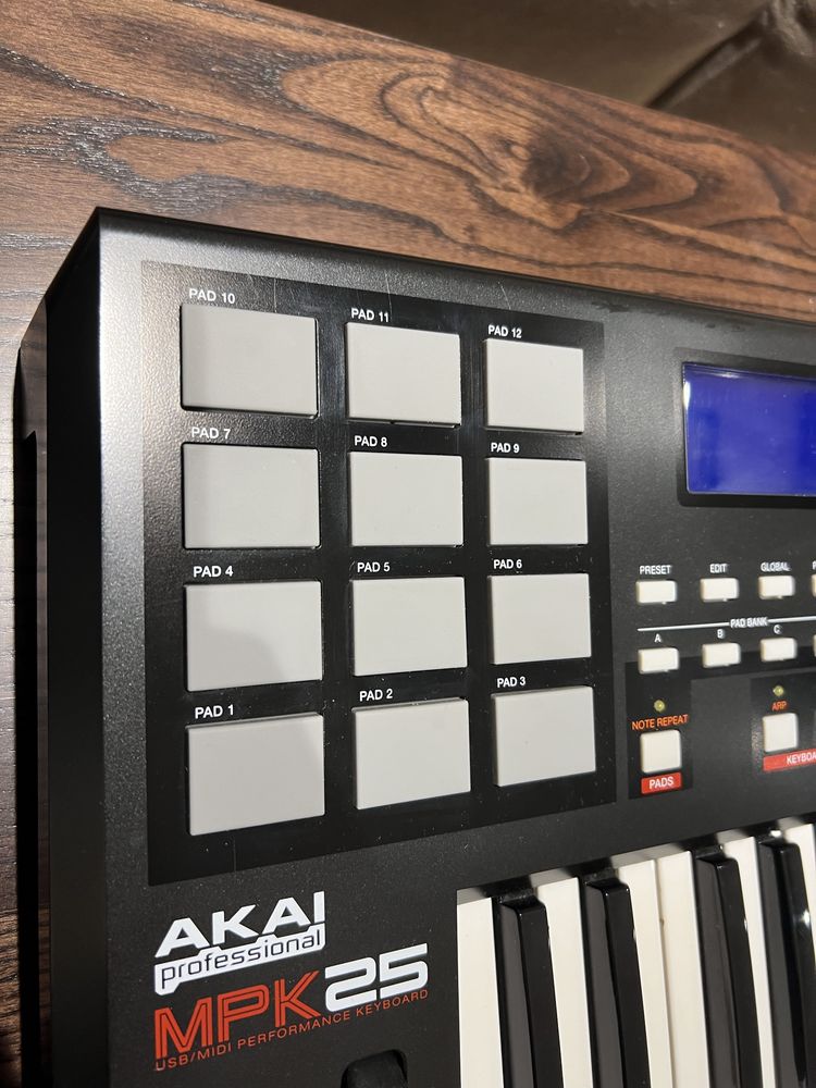 MIDI-клавіатура AKAI MPK25