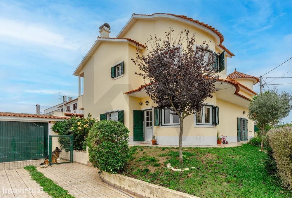 Moradia isolada, com boa localização, boas áreas e muita luminosidade