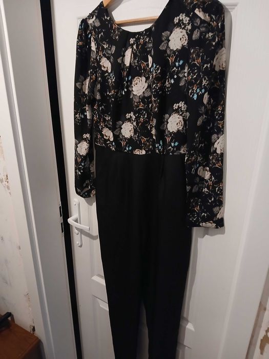 Elegancki kombinezon w kwiaty