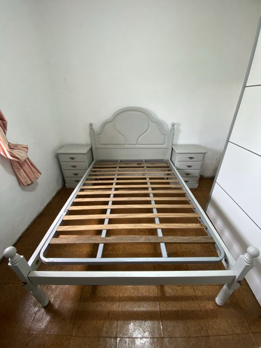 Cama e cabeceiras em mogno