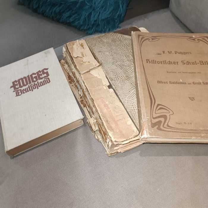 Dwa stare atlasy i Książka
