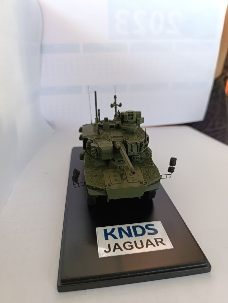 Carro de combate Jaguar em miniatura à escala de 1:24
