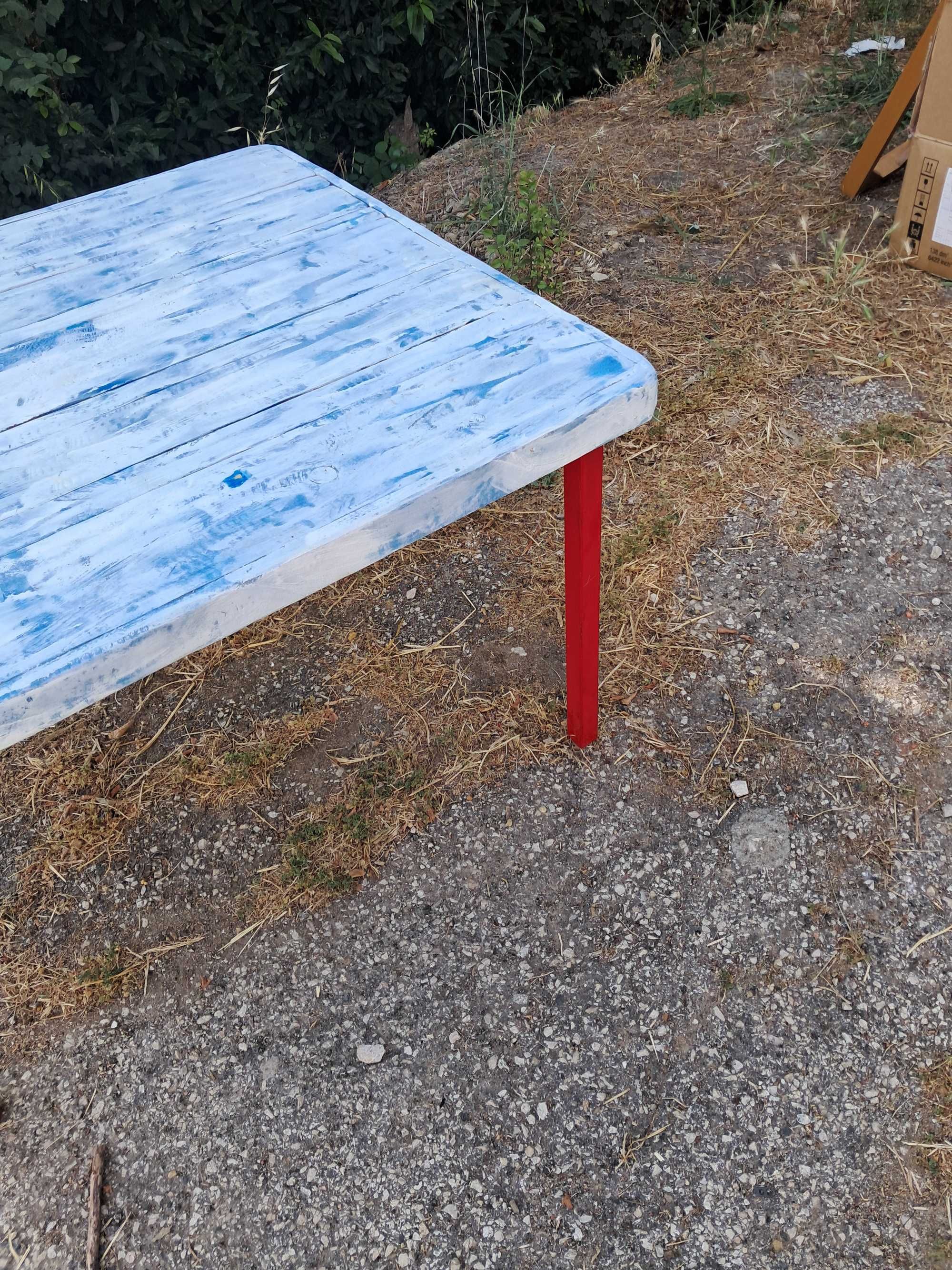 Mesa artesanal em madeira