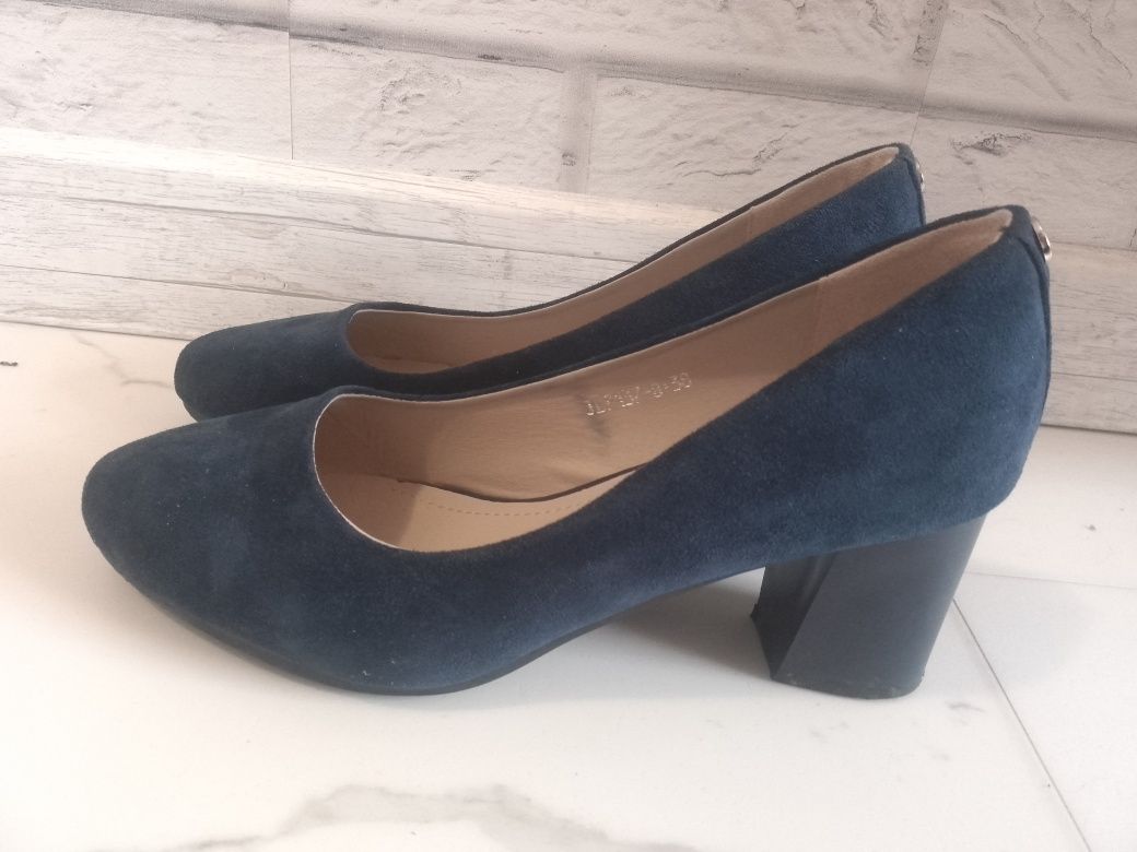 Granatowe buty na słupku