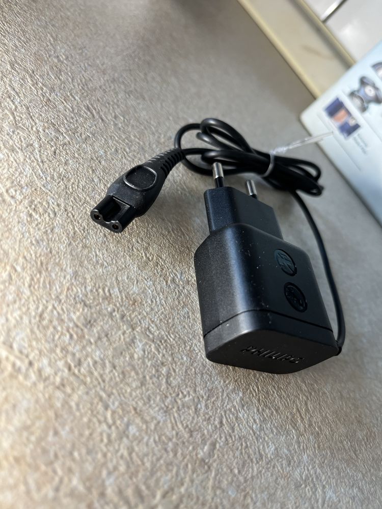 Зарядний пристрій Philips для бритв/тримерів/машинки для стрижки
