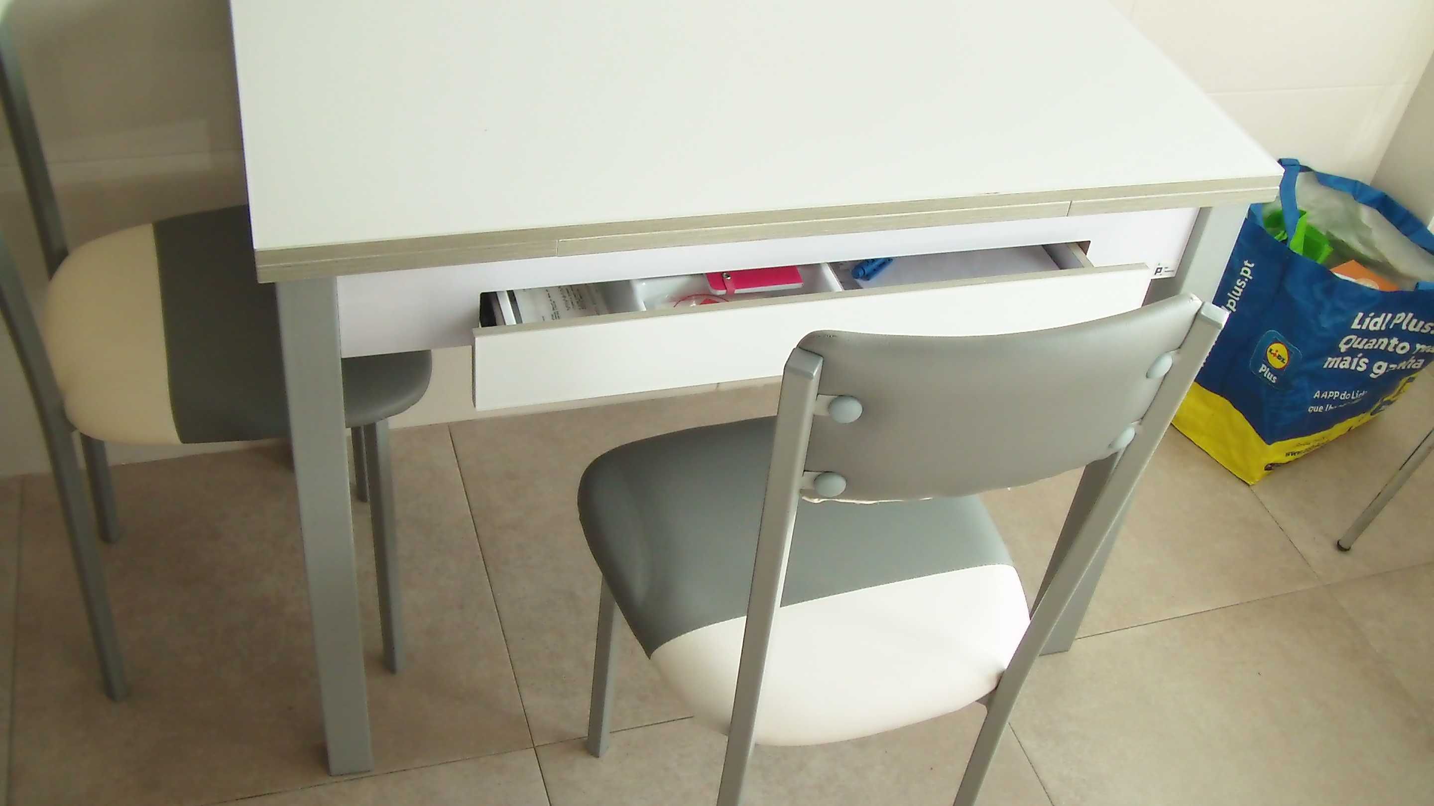 Mesa de cozinha e 2 cadeiras (SEMI NOVOS)