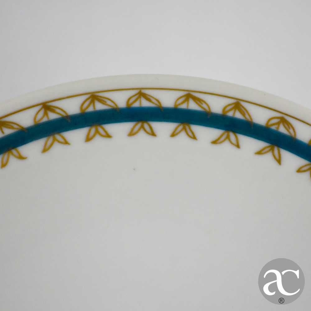 Prato em porcelana Artibus com friso azul e decoração a ouro