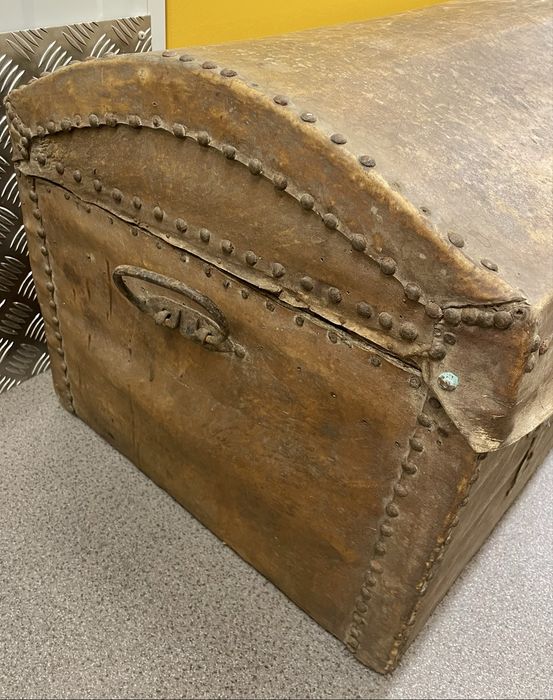 Bau/Arca forrada a pele