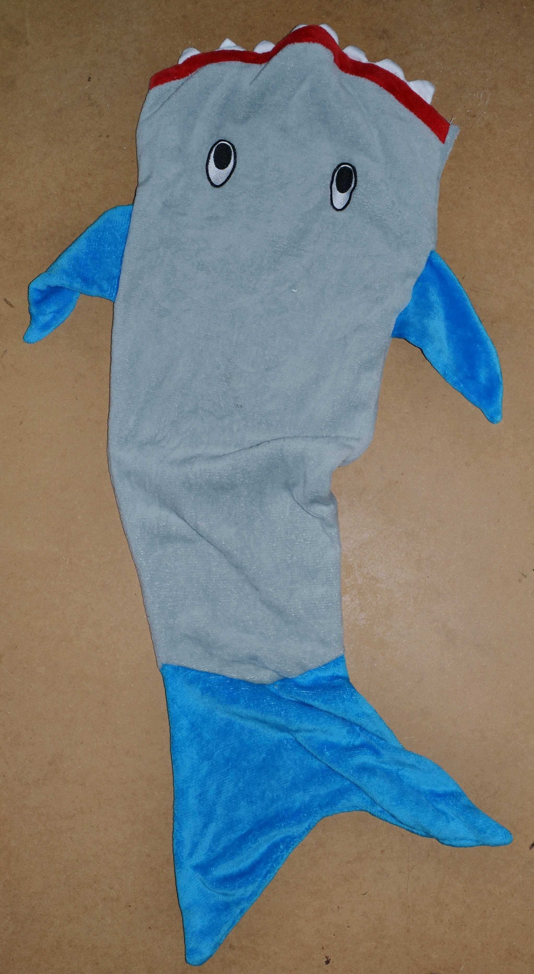 pluszowy mieciutki ciepły kocyk rekin dł 116 cm