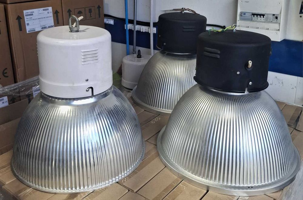 4 Iluminarias de armazém