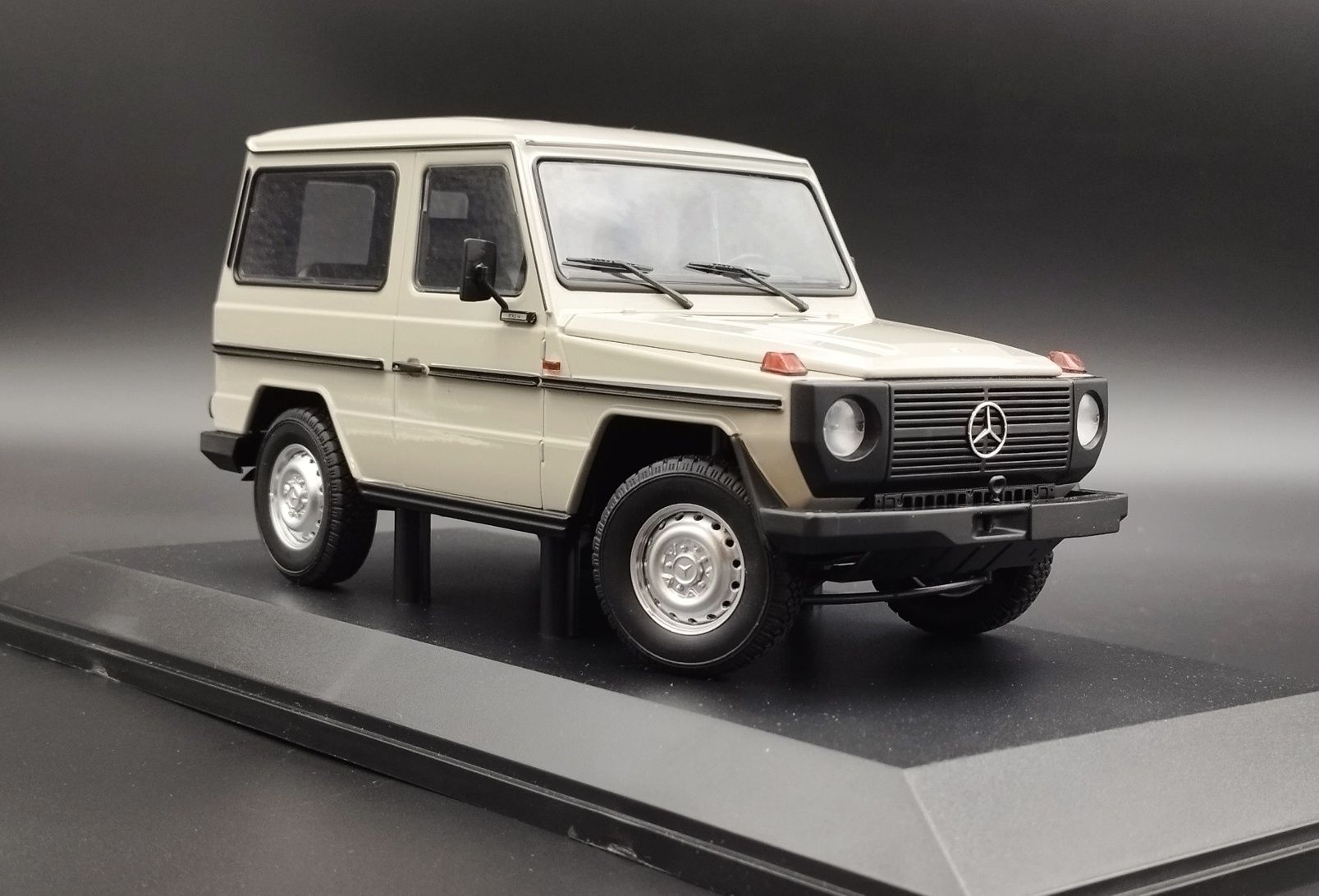1:18 Minichamps 1980 Mercedes-Benz G-Klasse SWB  Grey (W460) model