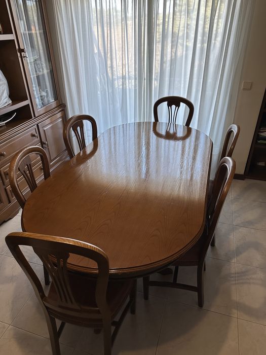 Mesa de sala de estar de madeira com 6 cadeiras