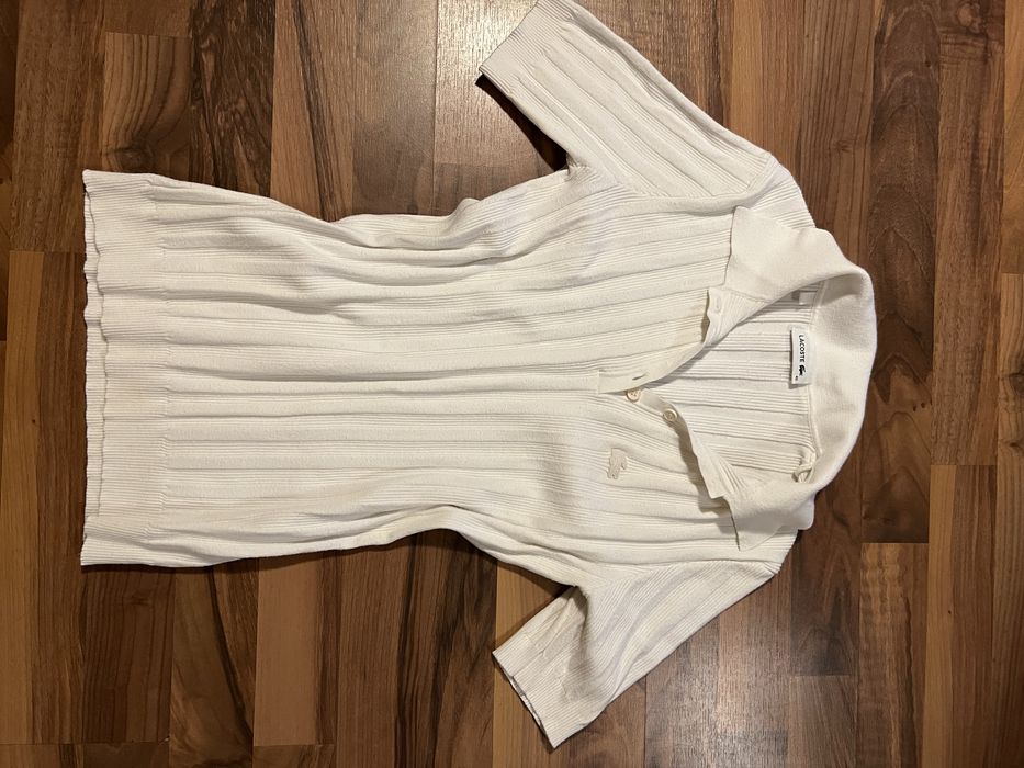 Polo Lacoste кремового кольору. Сідає по фігурі