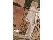 Terreno com 3030 m2, bons acessos e eletricidade.
