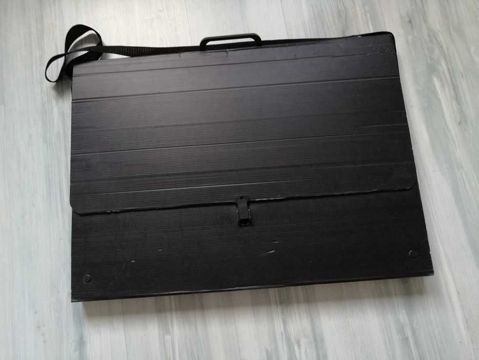 Czarna teczka na rysunki A2 60x43x3 cm z paskiem i uchwytem.