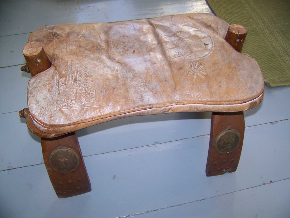 siedzisko podnóżek-zydel z drewna i skóry