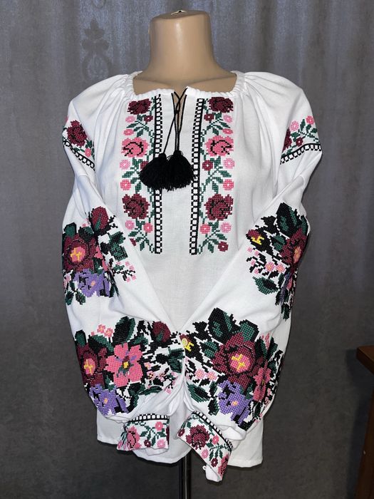 Великий розпродаж платтів і вишиванок