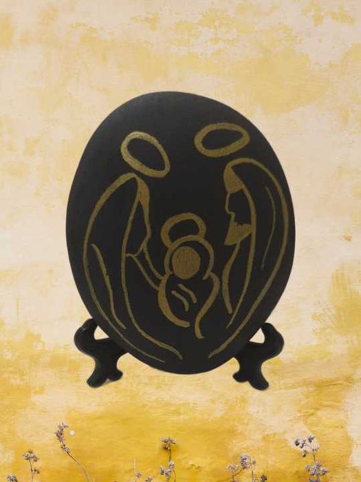 Seixo pitado à mão sagrada família