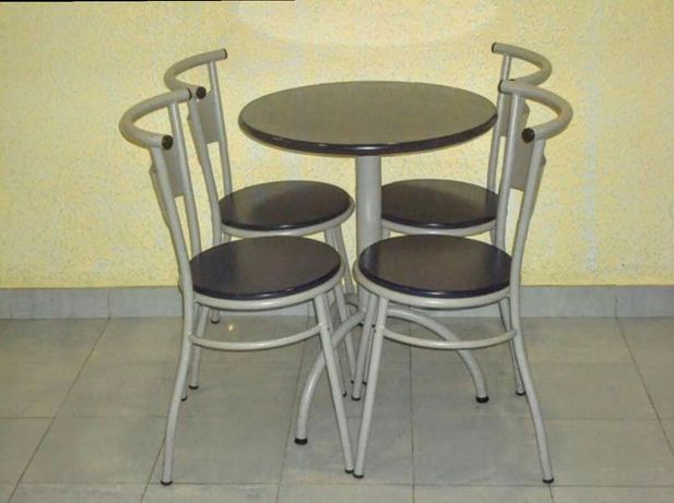 Mesas e cadeiras de café