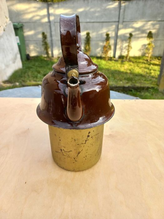 Stary, emaliowany czajnik wpuszczany w fajerkę