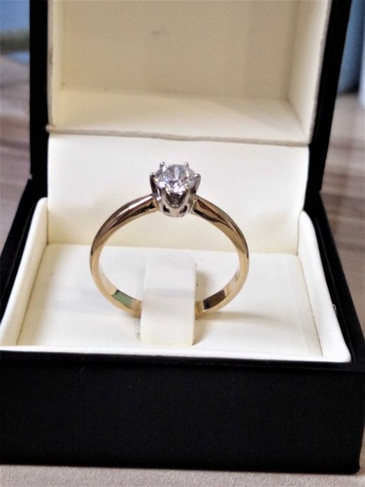 Złoty pierścionek 585 z brylantem 0,53ct (certyfikat )