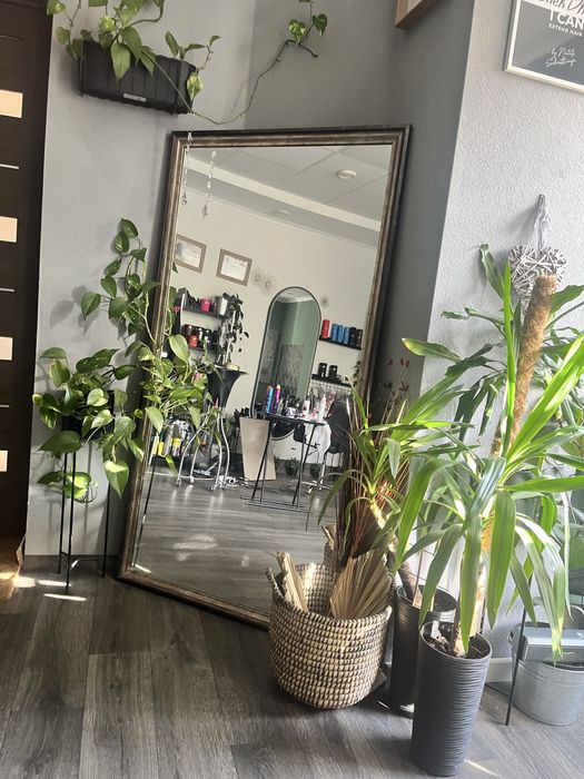 Дзеркало високе. Можна на підлогу,є гачки на стіну.